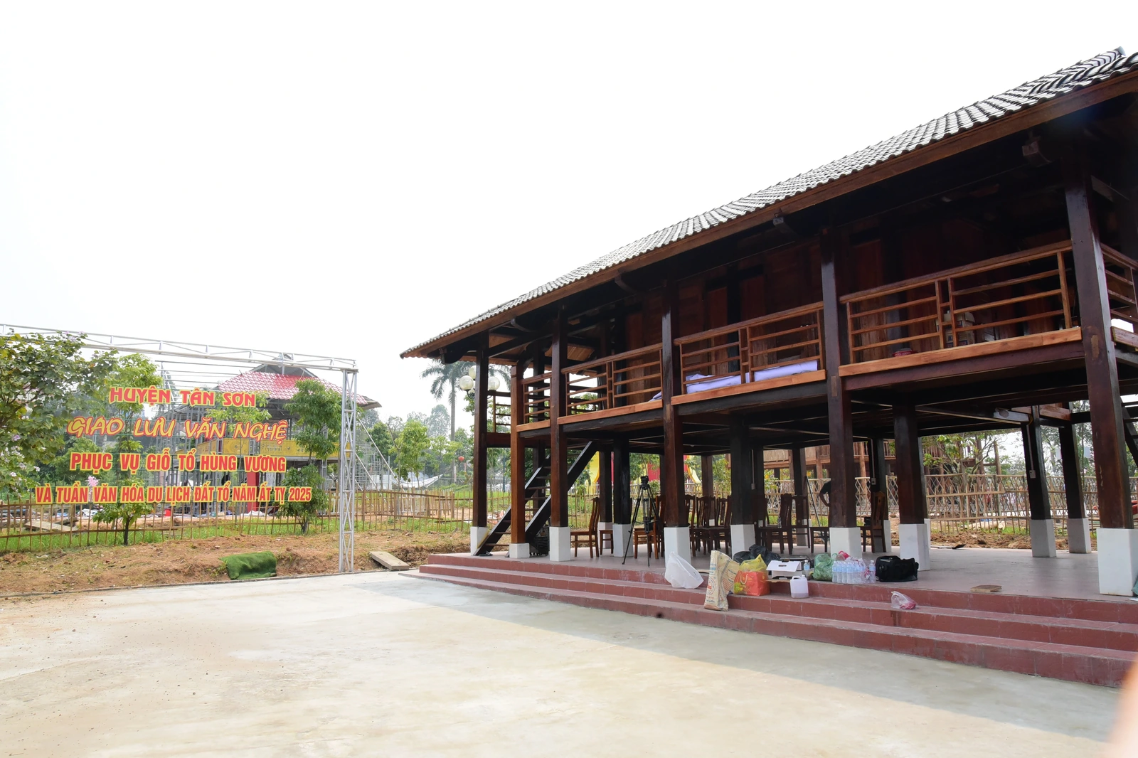 Lắp đặt trại văn hóa dịp Giỗ Tổ Hùng Vương năm 2025