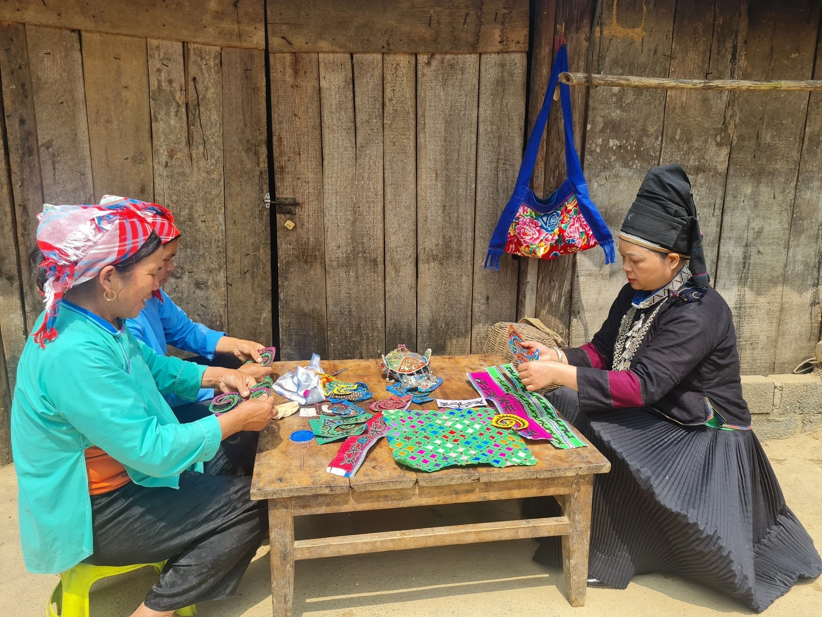 Hoa văn phượng hoàng trên trang phục của người Nùng Dín