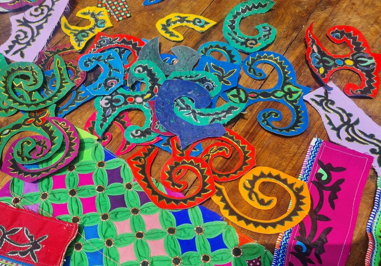 Hoa văn phượng hoàng trên trang phục của người Nùng Dín