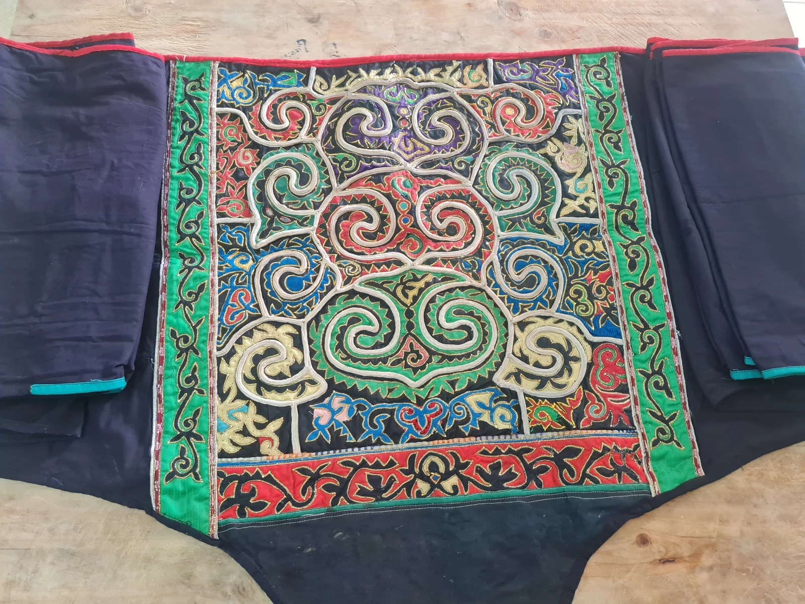 Hoa văn phượng hoàng trên trang phục của người Nùng Dín