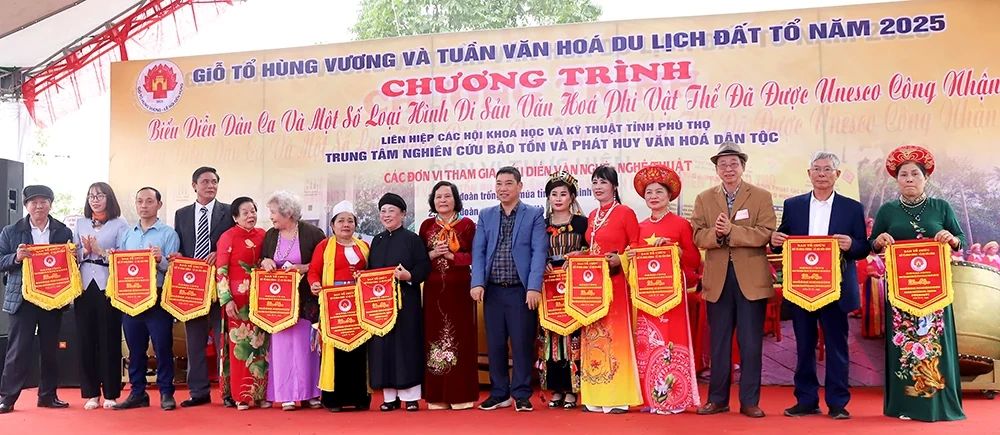 Biểu diễn dân ca và các di sản văn hóa phi vật thể phục vụ du khách