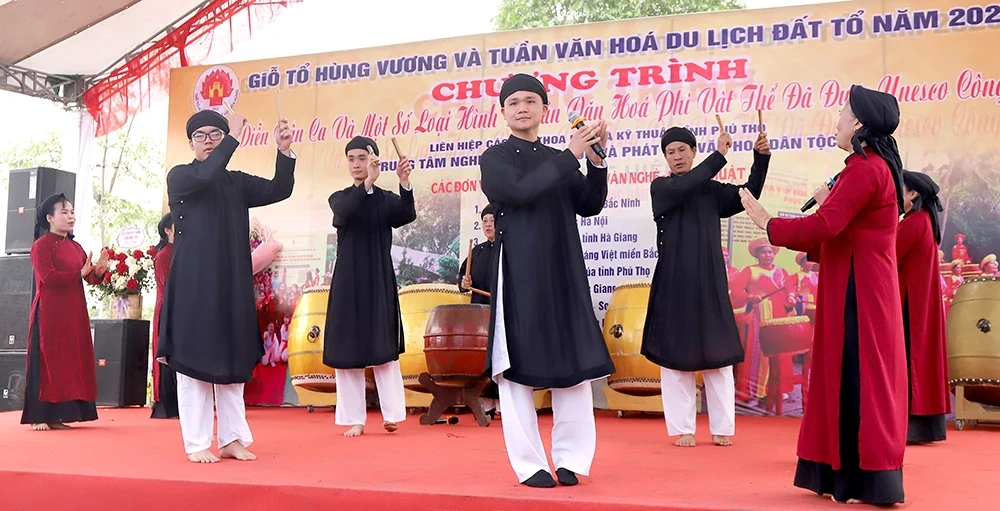 Biểu diễn dân ca và các di sản văn hóa phi vật thể phục vụ du khách