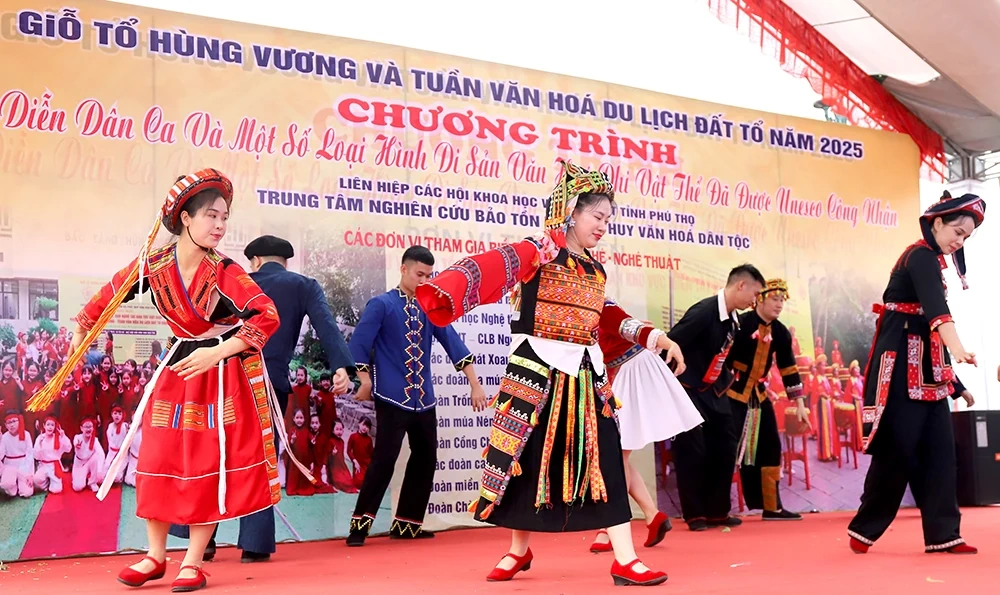 Biểu diễn dân ca và các di sản văn hóa phi vật thể phục vụ du khách