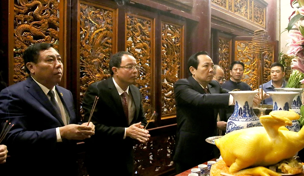 Huyện Cẩm Khê dâng hương tưởng niệm các Vua Hùng