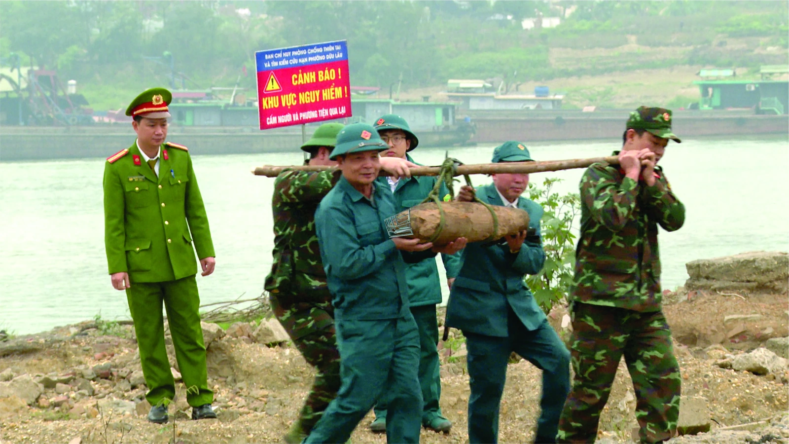 Tháo gỡ, hủy nổ quả bom tại sông Lô