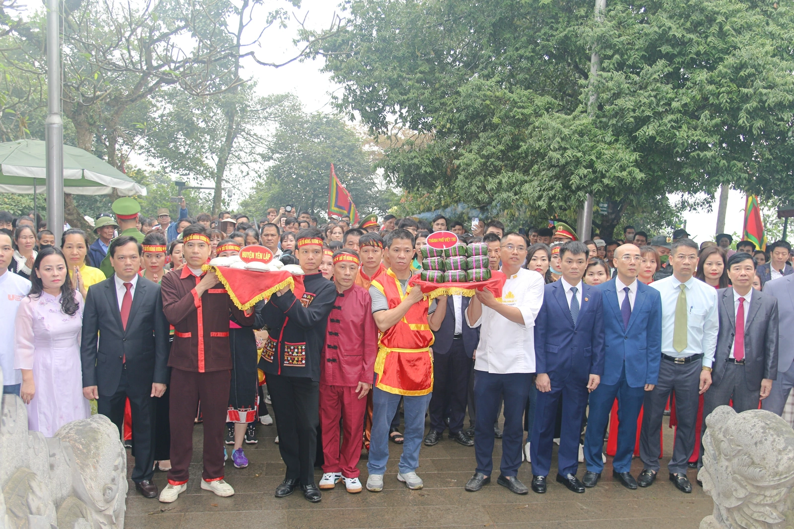 Dâng bánh chưng, bánh giầy lên các Vua Hùng