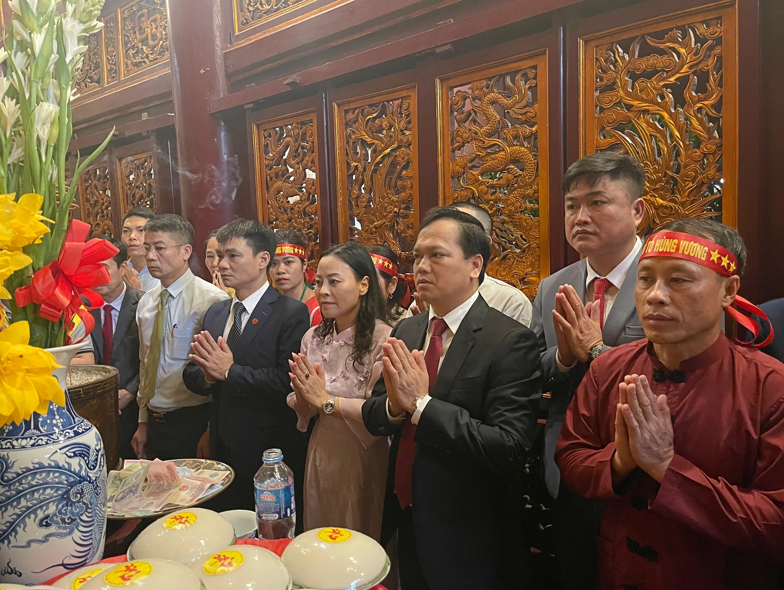 Dâng bánh chưng, bánh giầy lên các Vua Hùng