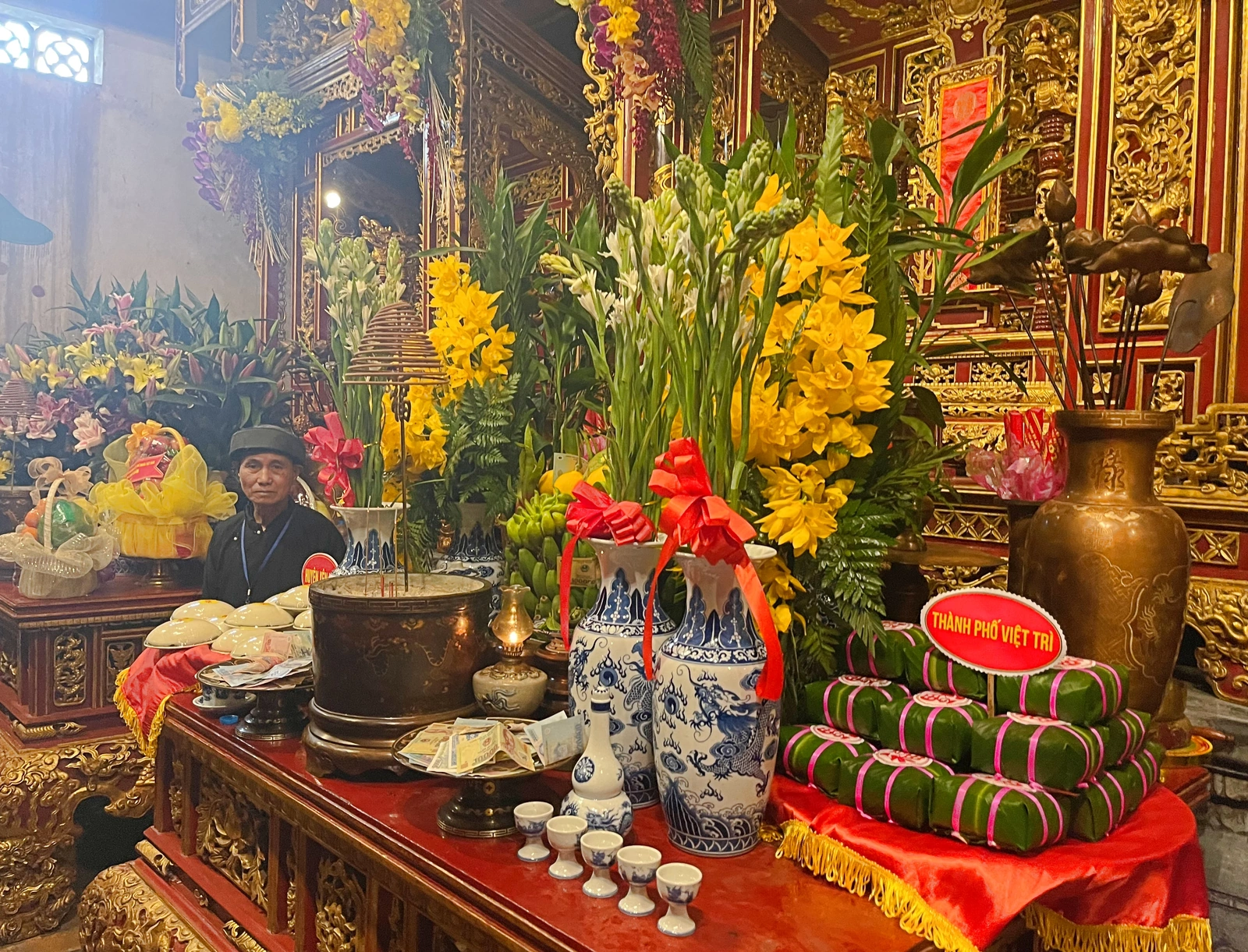 Dâng bánh chưng, bánh giầy lên các Vua Hùng