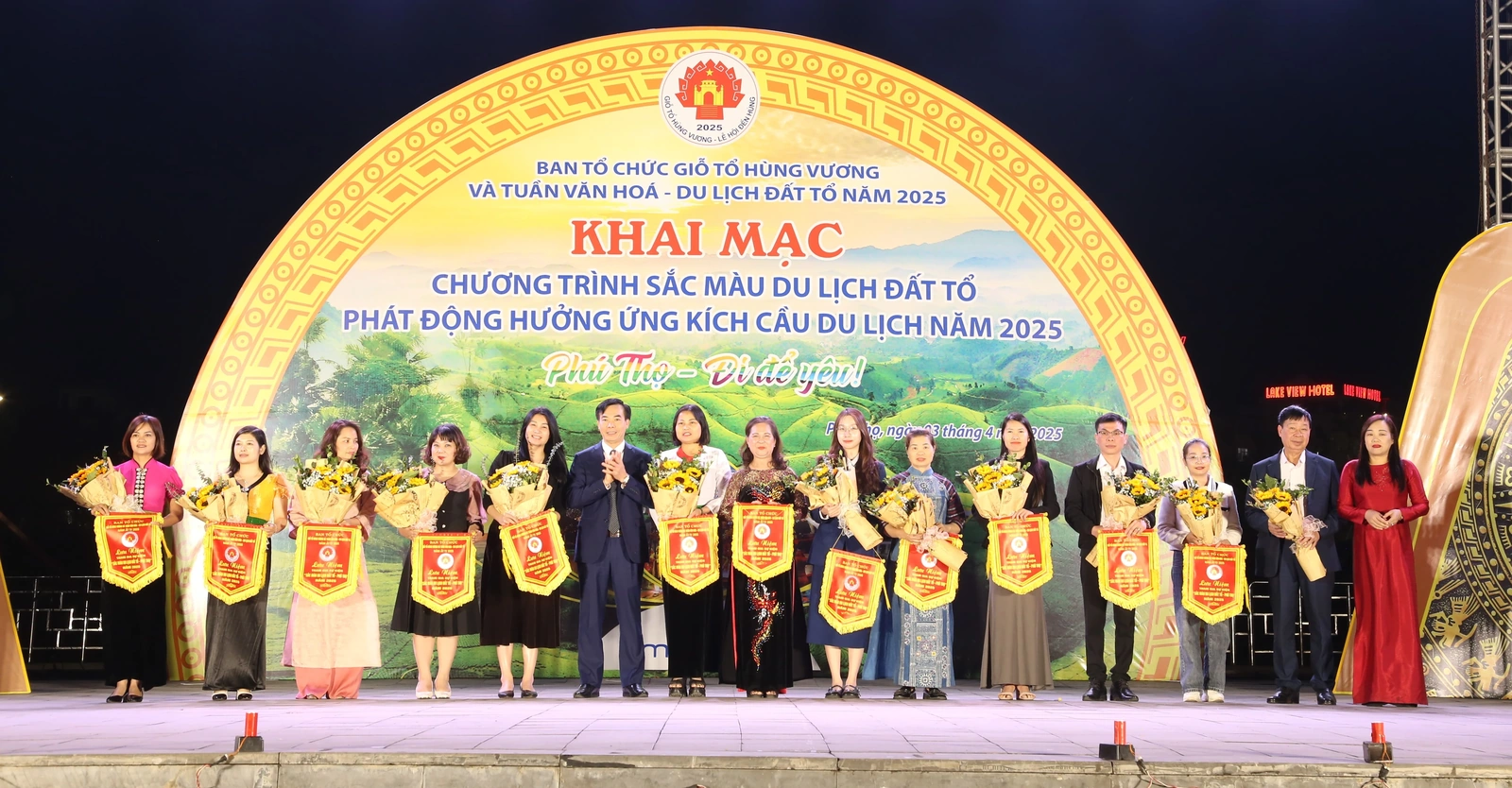 Khai mạc chương trình Sắc màu Du lịch Đất Tổ