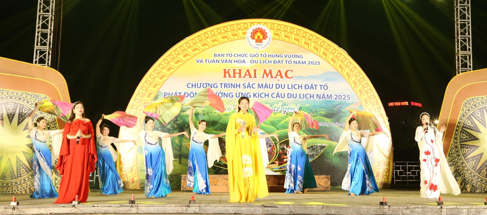 Khai mạc chương trình Sắc màu Du lịch Đất Tổ