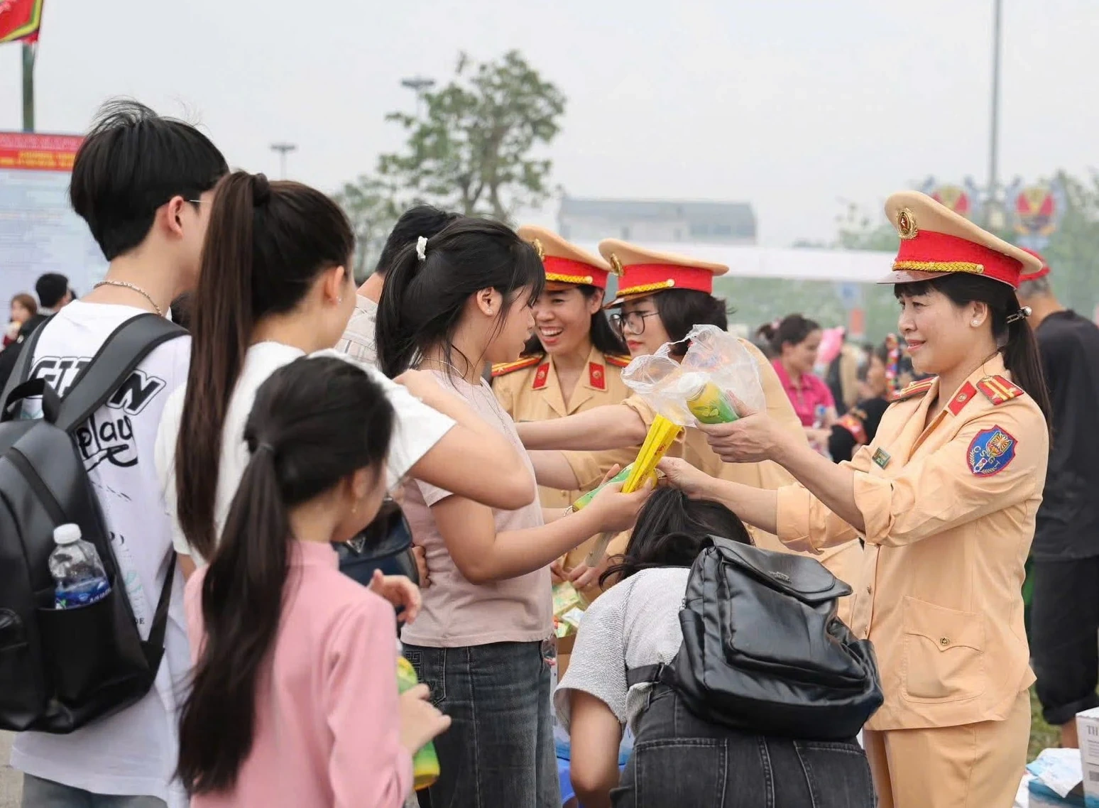 Tặng nước uống miễn phí cho người dân và du khách hành hương về Giỗ Tổ