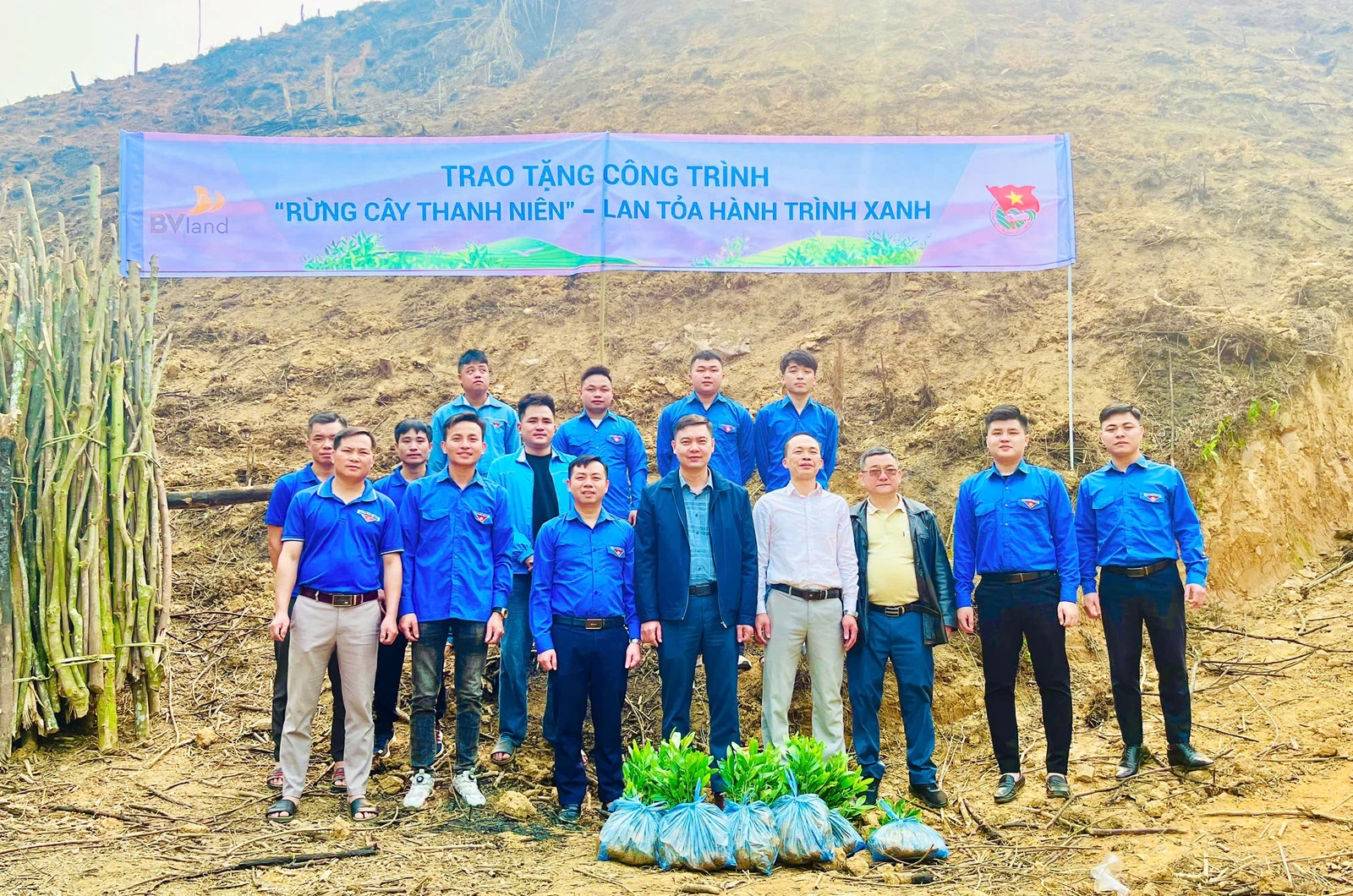 Trao tặng công trình “Rừng cây thanh niên - Lan tỏa hành trình xanh”