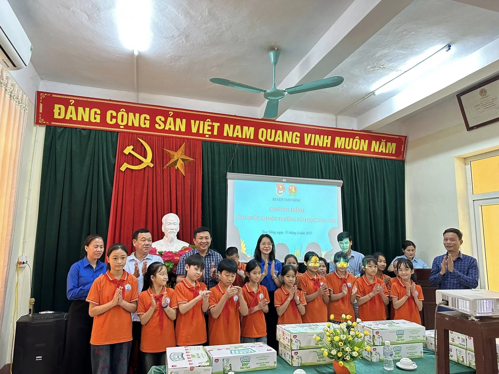 Chương trình “Nâng bước em đến trường” năm học 2024-2025