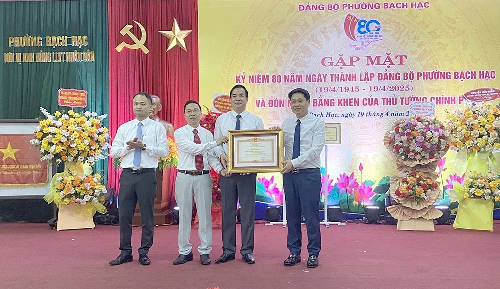 Gặp mặt kỷ niệm 80 năm thành lập Đảng bộ phường Bạch Hạc