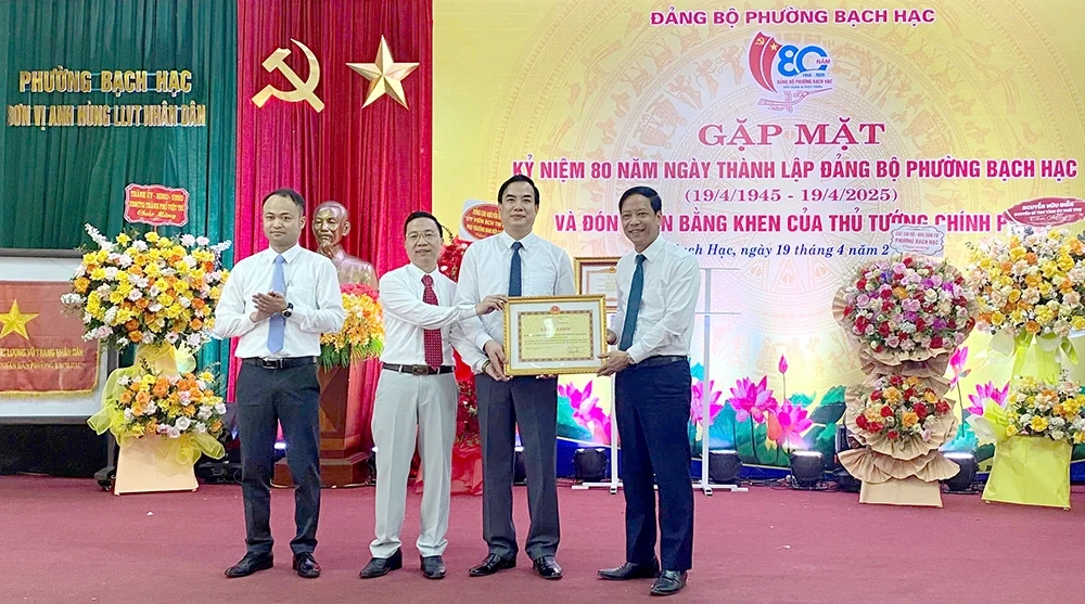 Gặp mặt kỷ niệm 80 năm thành lập Đảng bộ phường Bạch Hạc