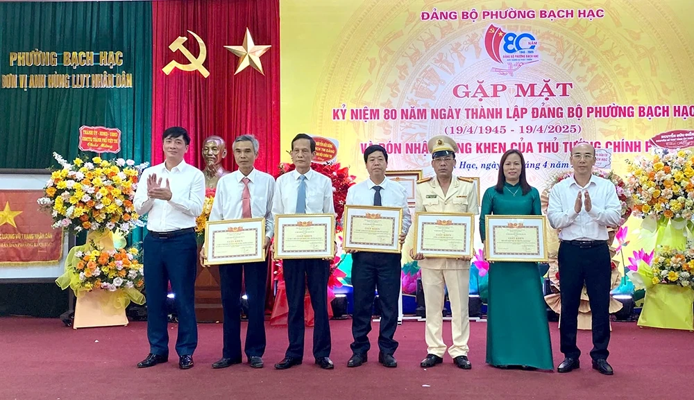 Gặp mặt kỷ niệm 80 năm thành lập Đảng bộ phường Bạch Hạc