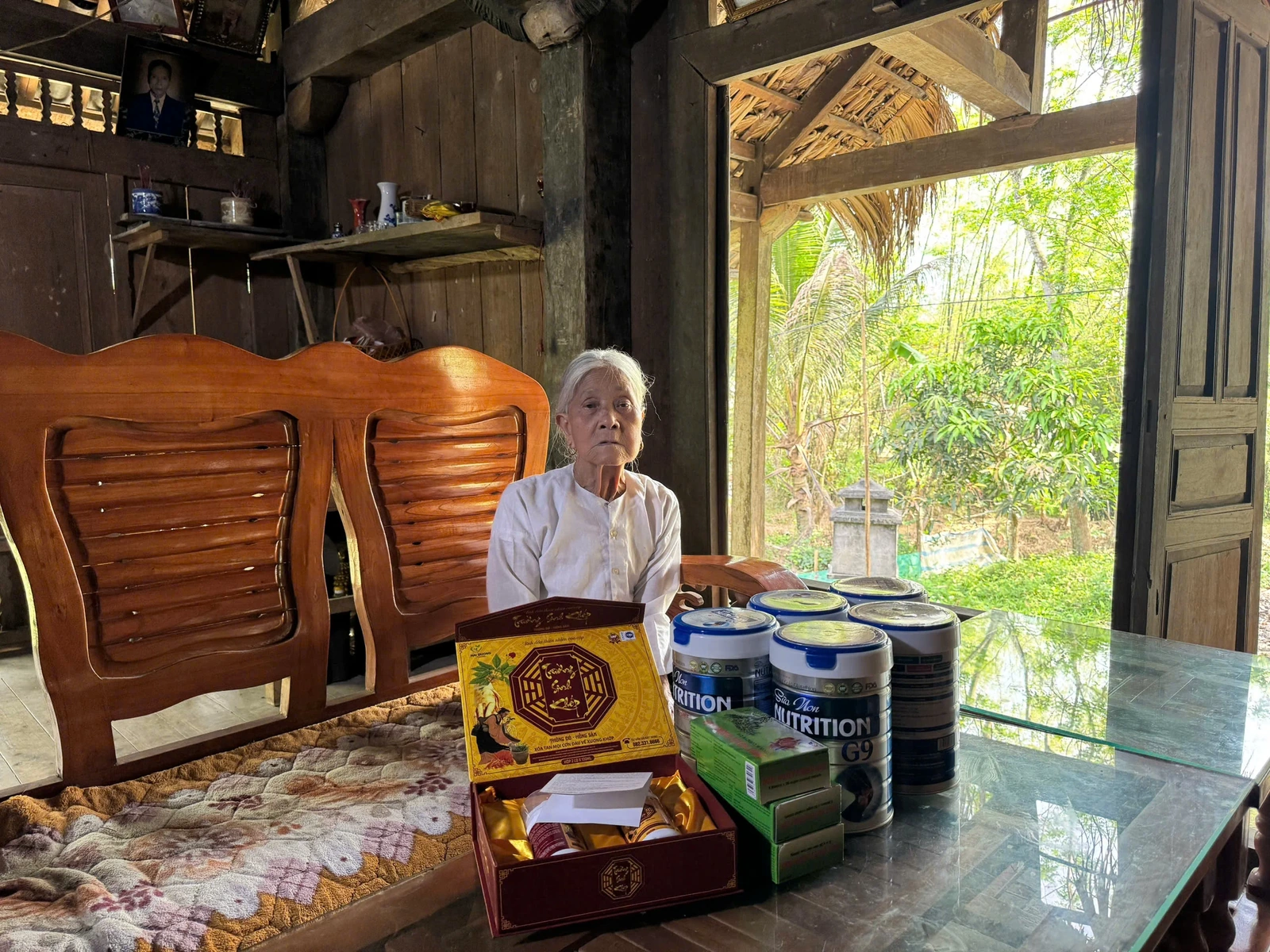 Núp bóng tặng quà, dụ người già mua sữa