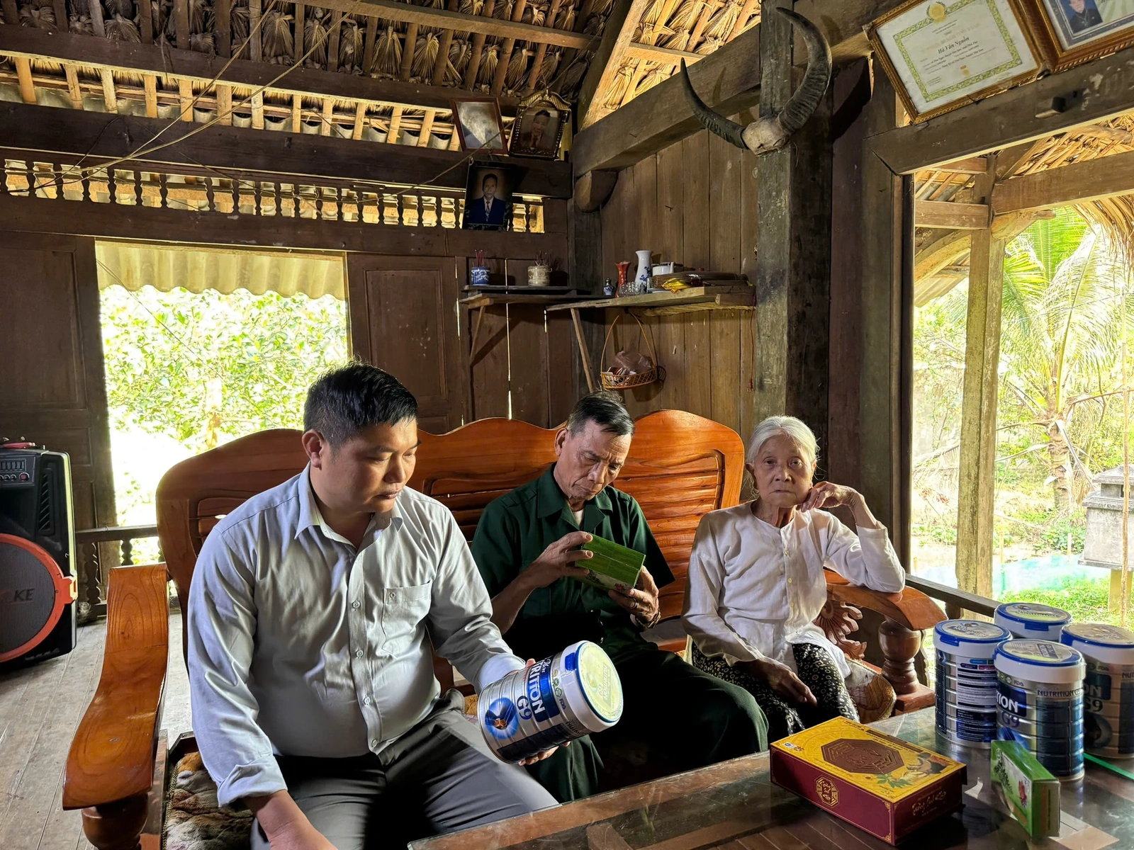 Núp bóng tặng quà, dụ người già mua sữa