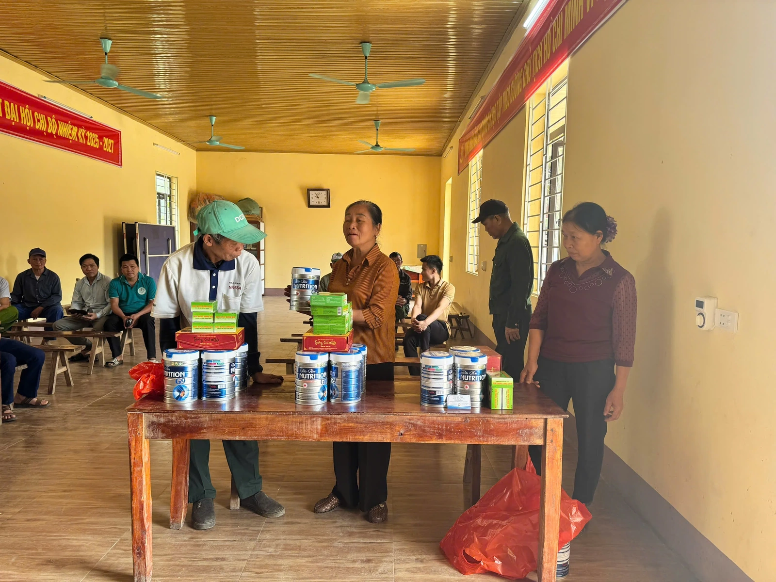 Núp bóng tặng quà, dụ người già mua sữa