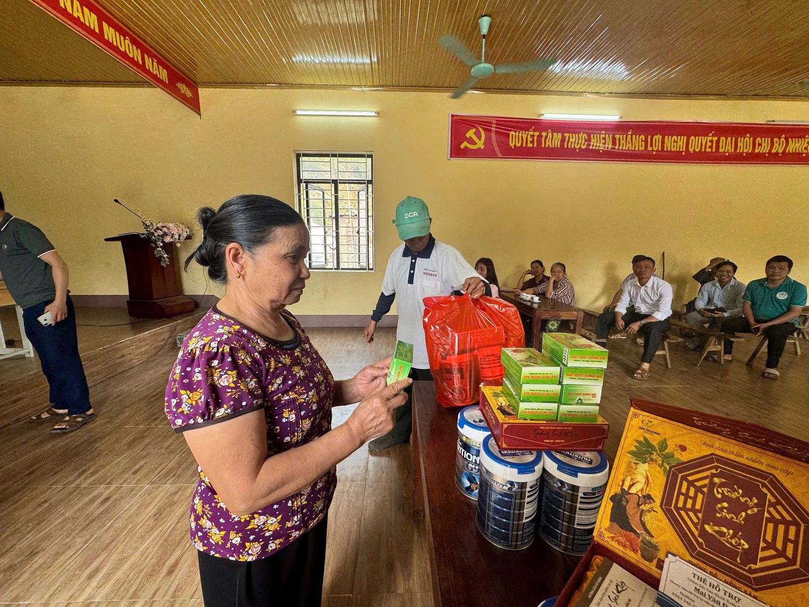 Núp bóng tặng quà, dụ người già mua sữa