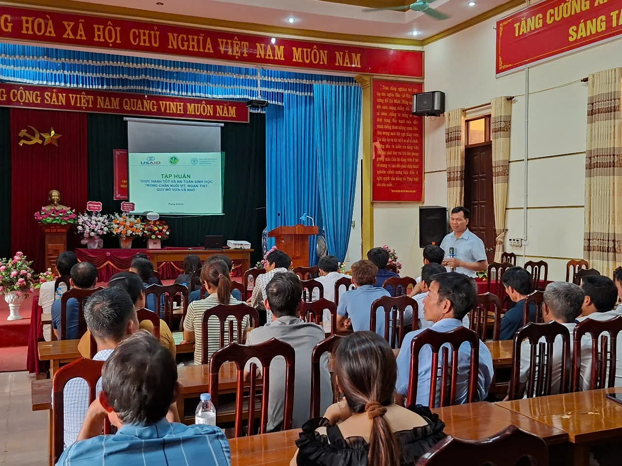 Tập huấn “Ứng dụng chế phẩm vi sinh vật trong nuôi vịt thương phẩm theo hướng an toàn sinh học” và ra mắt hợp tác xã