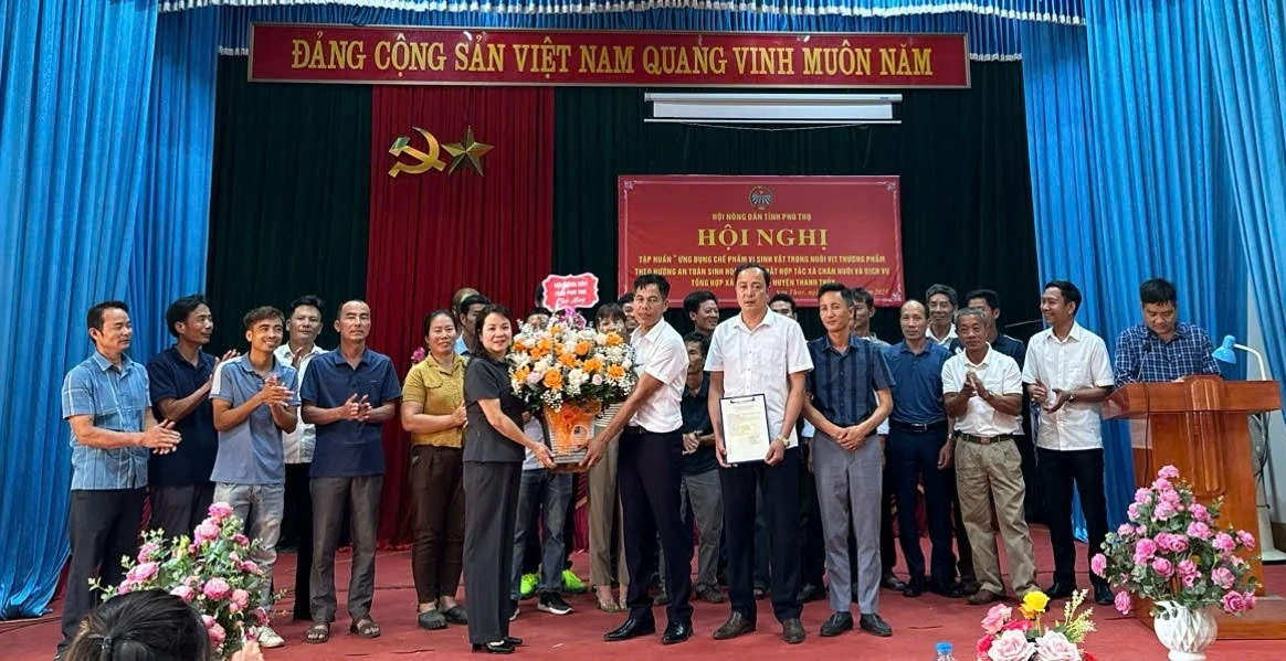 Tập huấn “Ứng dụng chế phẩm vi sinh vật trong nuôi vịt thương phẩm theo hướng an toàn sinh học” và ra mắt hợp tác xã