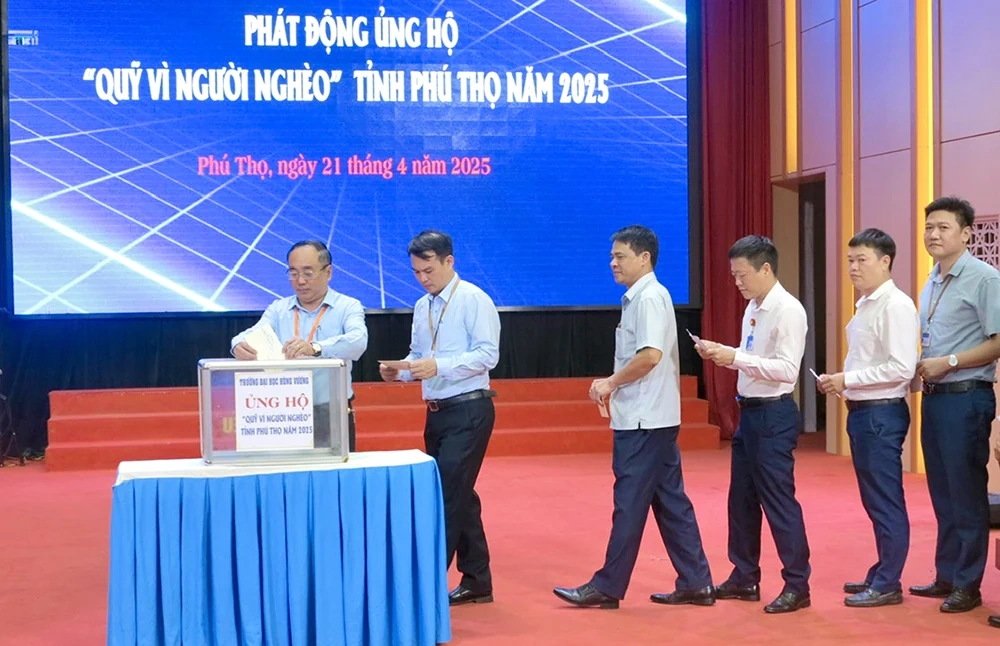 Trường Đại học Hùng Vương ủng hộ 255 triệu đồng vào Quỹ “Vì người nghèo”