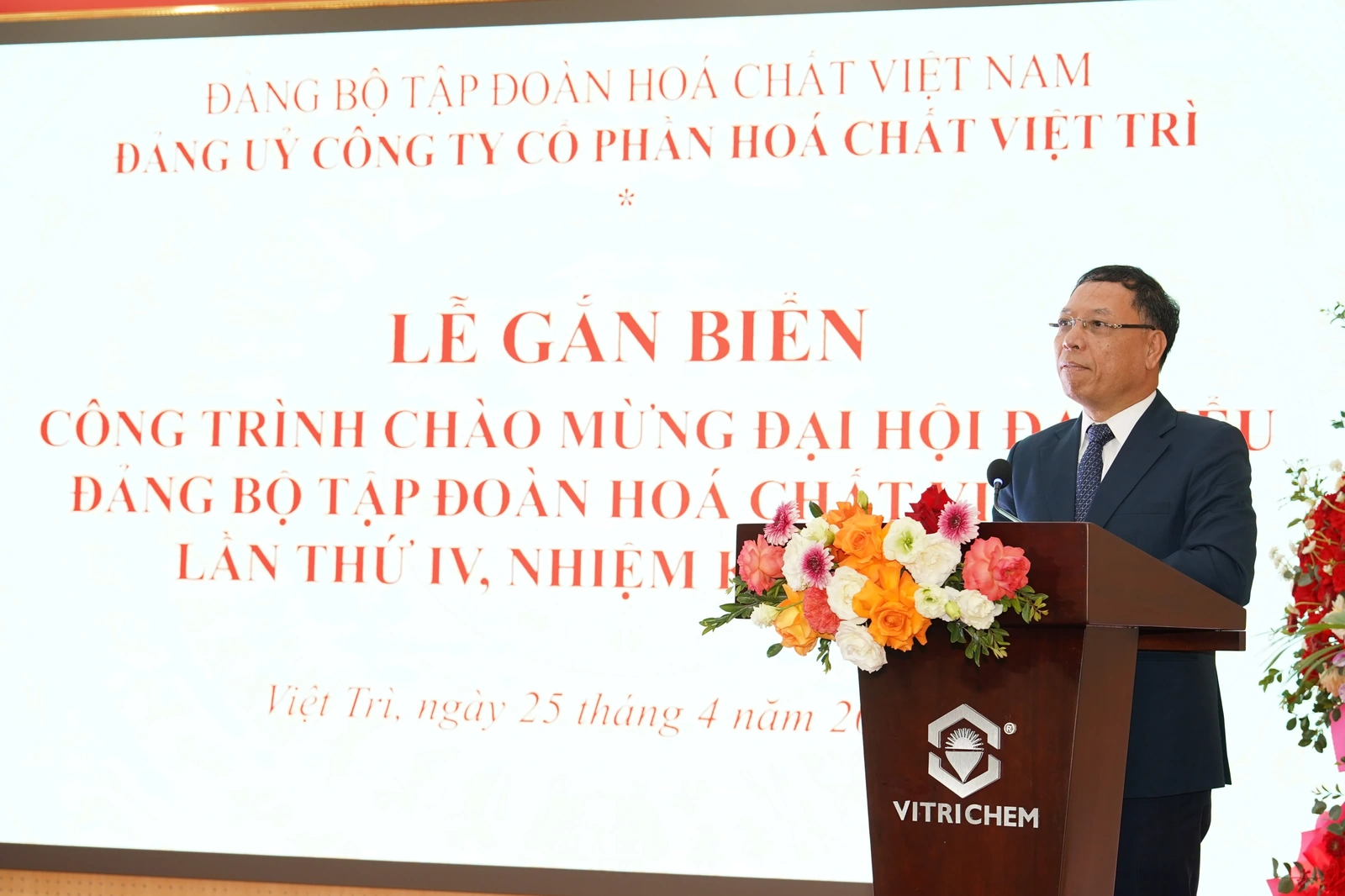 Gắn biển công trình chào mừng Đại hội Đại biểu Tập đoàn Hoá chất Việt Nam lần thứ IV