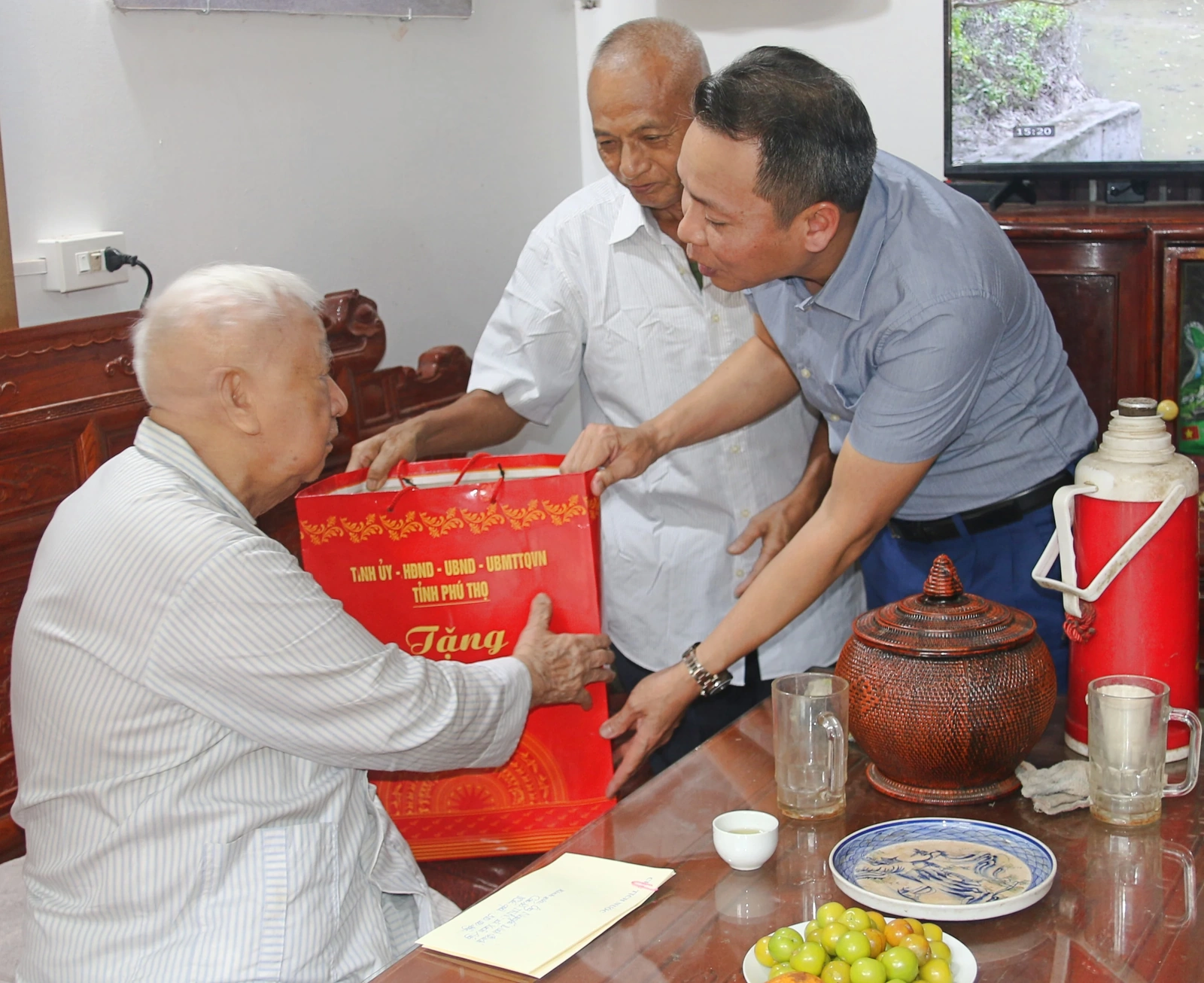 Thăm hỏi, tặng quà đối tượng chính sách, người có công