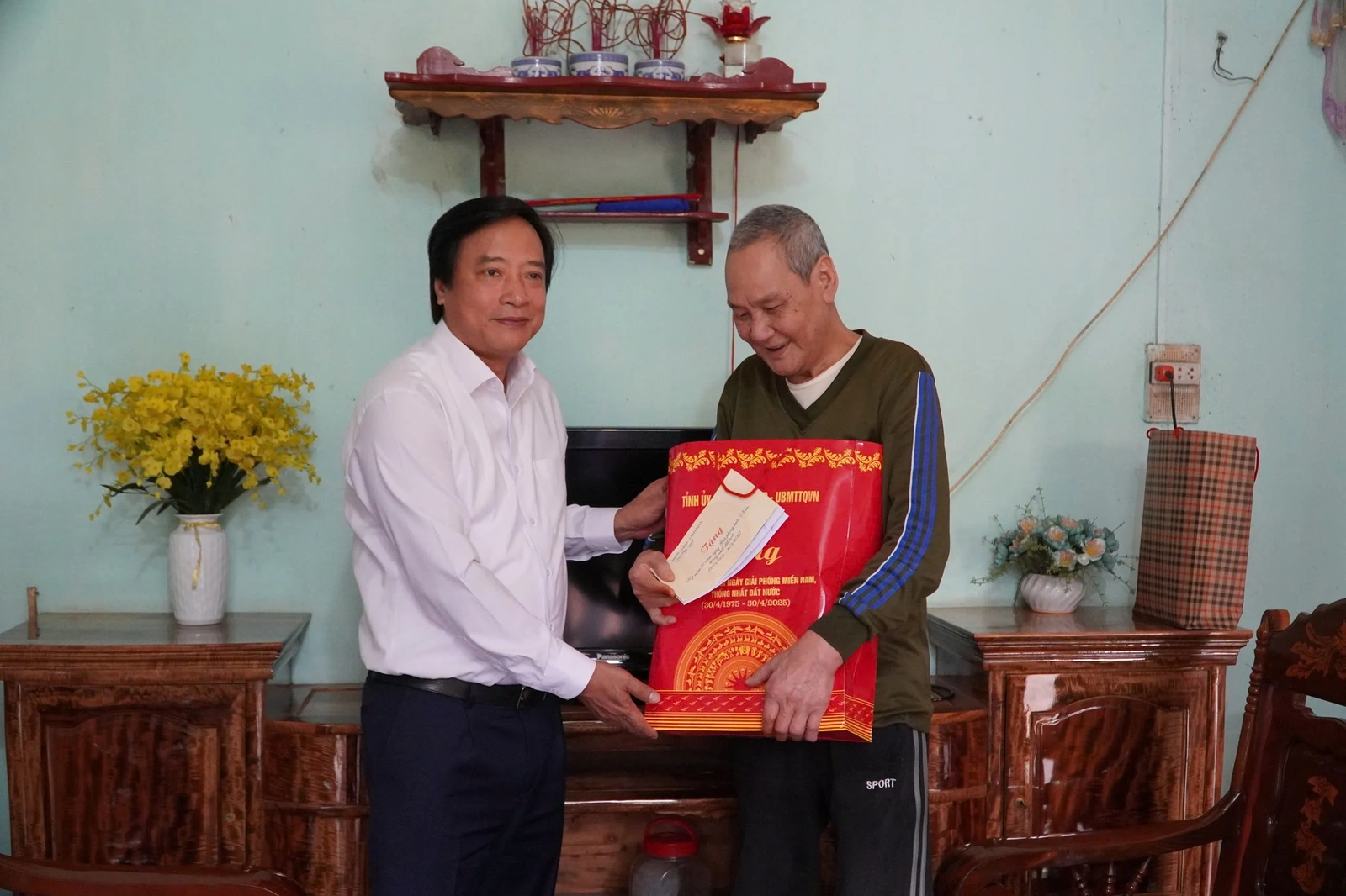 Thăm hỏi, tặng quà đối tượng chính sách, người có công