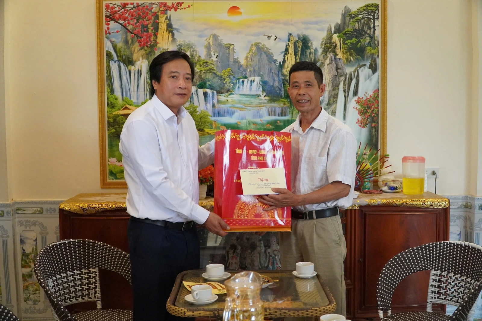 Thăm hỏi, tặng quà đối tượng chính sách, người có công