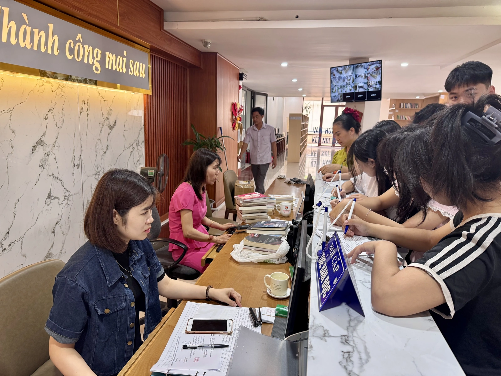 Thư viện tỉnh cấp 500 thẻ đọc miễn phí cho bạn đọc