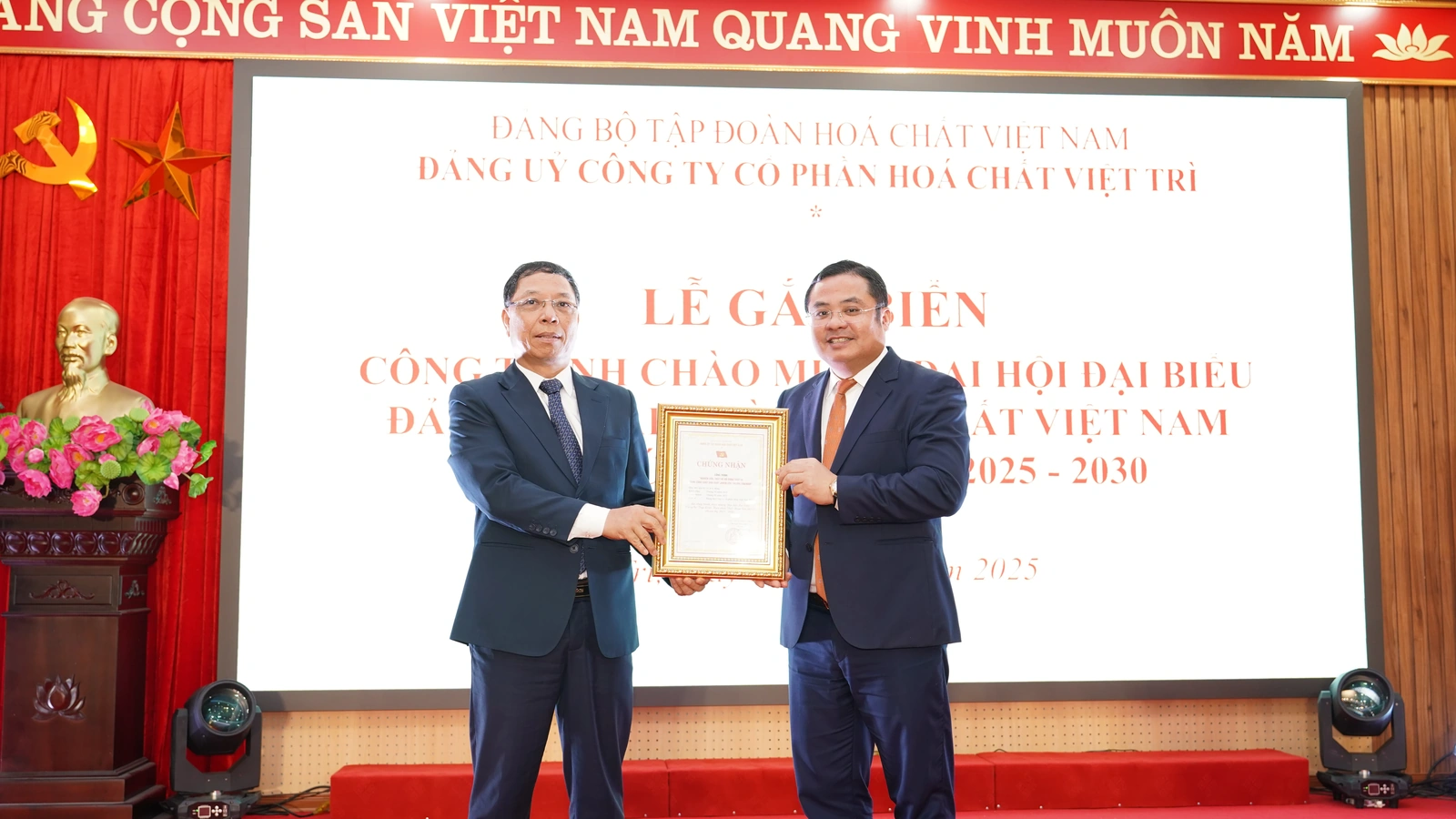 Gắn biển công trình chào mừng Đại hội Đại biểu Tập đoàn Hoá chất Việt Nam lần thứ IV