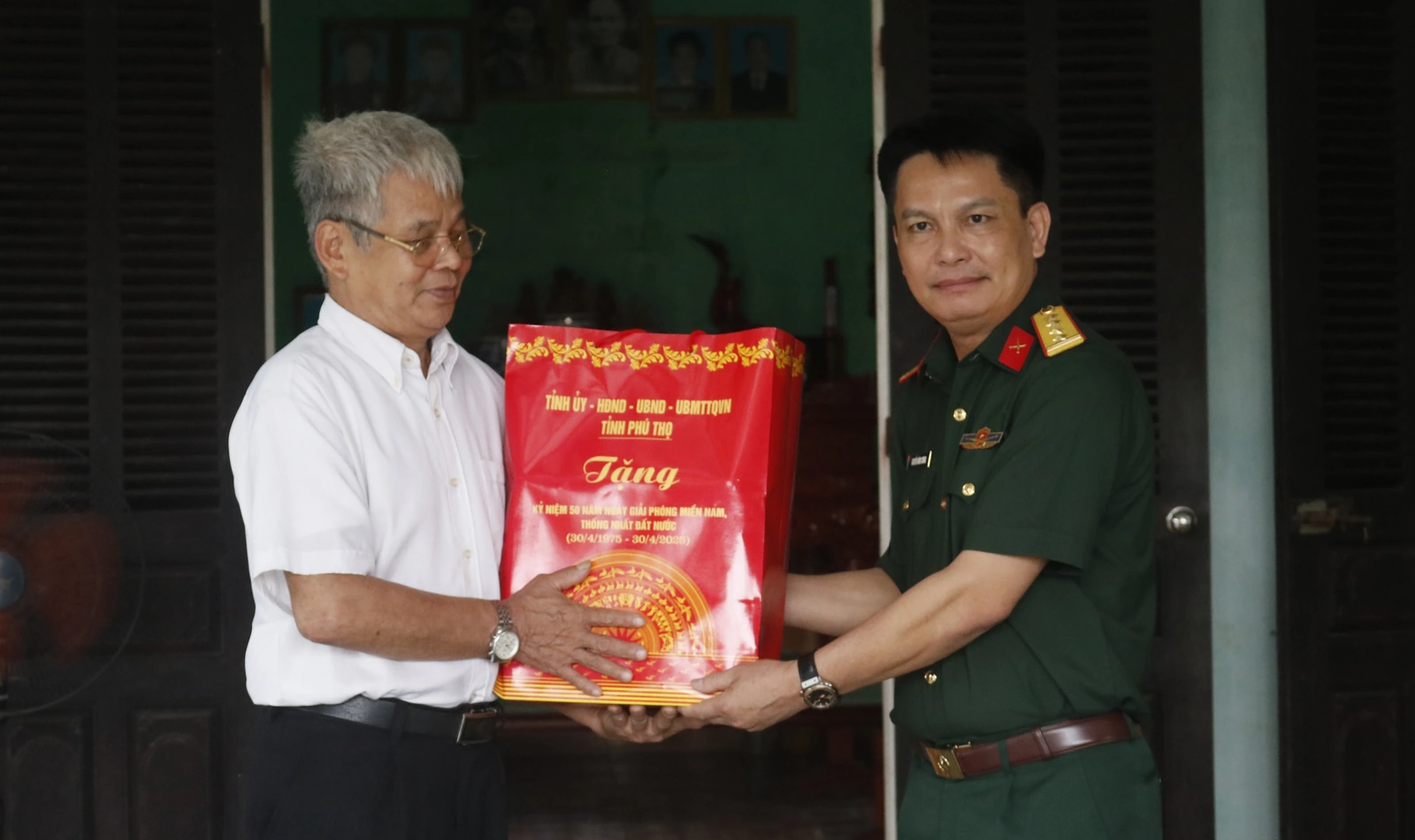 Thăm, tặng quà cho Mẹ Việt Nam Anh hùng và người có công tại Đoan Hùng