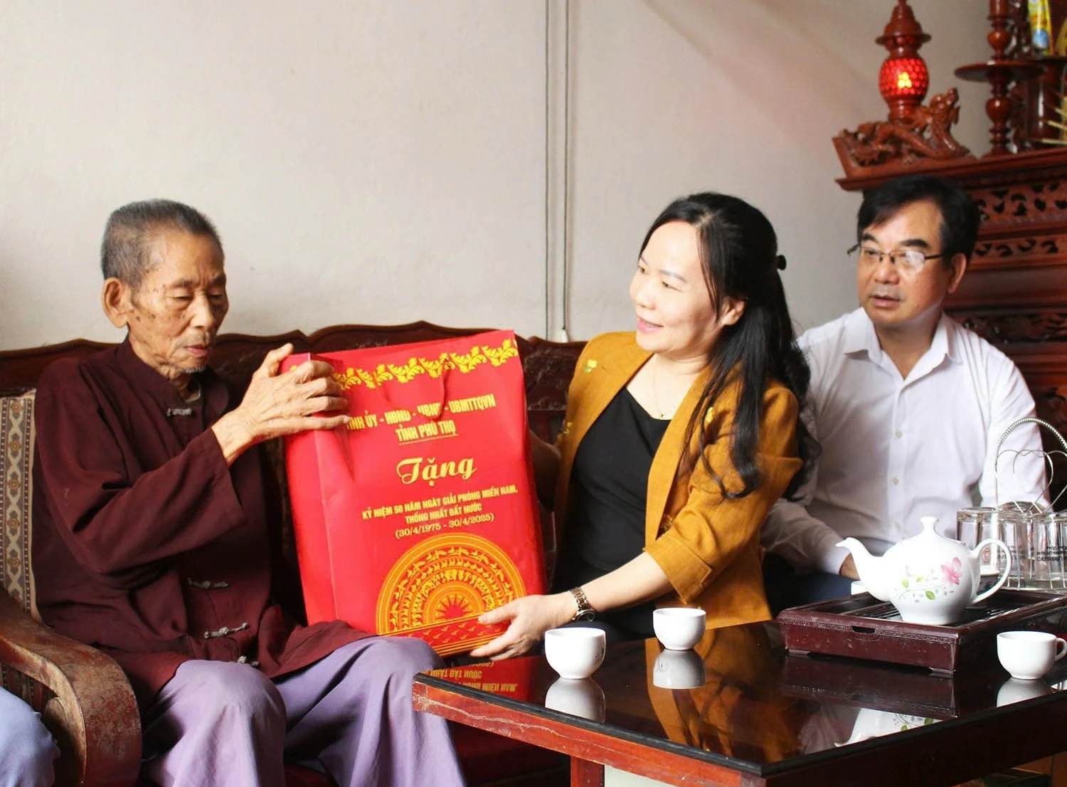 Trưởng Ban Nội chính Tỉnh ủy thăm, tặng quà thương binh, người có công tại Thanh Thuỷ