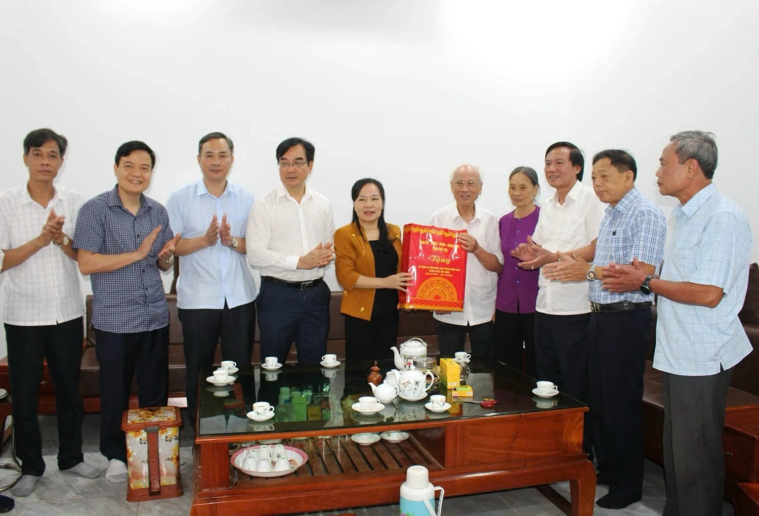 Trưởng Ban Nội chính Tỉnh ủy thăm, tặng quà thương binh, người có công tại Thanh Thuỷ