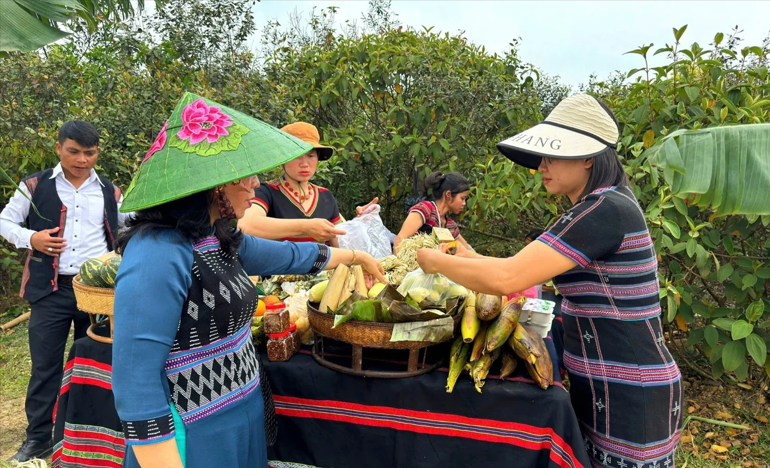 Nhiều nông sản được bán tại chợ phiên A Lưới  Sắc màu chợ phiên A Lưới