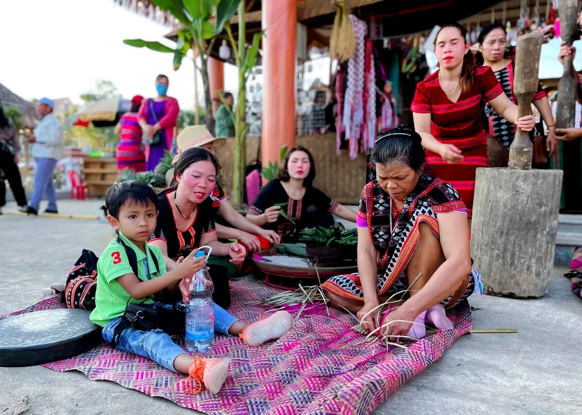 Phụ nữ Tà Ôi đan chiếu Âmber và bán tại chỗ cho khách. Đây là nét độc đáo ở chợ phiên A Lưới  Sắc màu chợ phiên A Lưới
