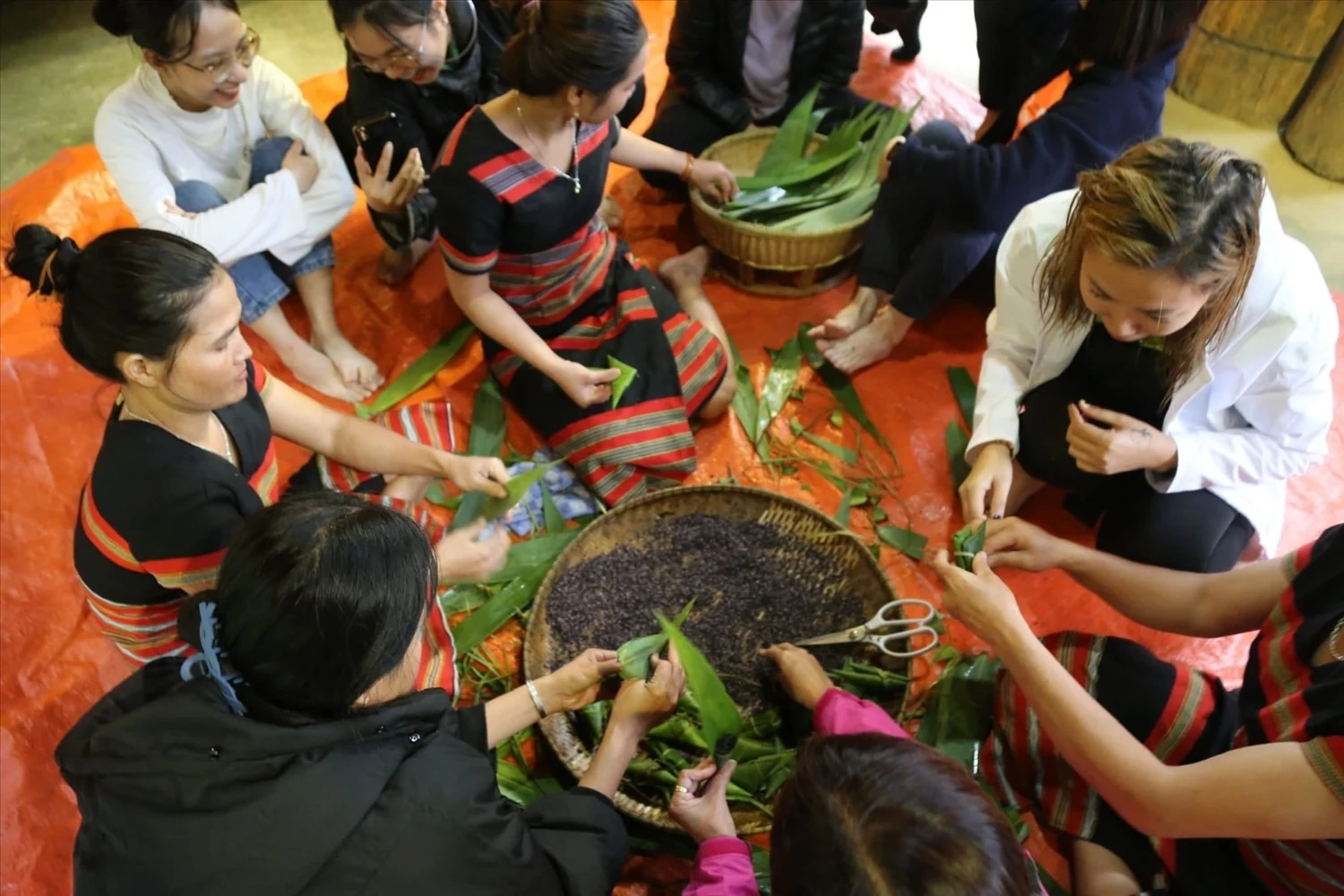 Đến chợ phiên A Lưới không đơn thuần chỉ là mua, bán mà còn là dịp để giao lưu văn hóa Sắc màu chợ phiên A Lưới