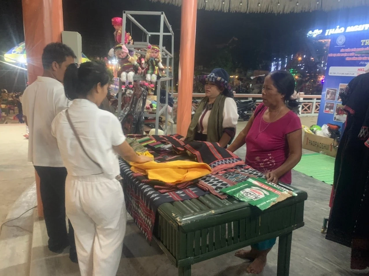 Gian hàng bày bán tấm dện zèng cũng được nhiều khách hàng ghé thăm, mua sắm Sắc màu chợ phiên A Lưới