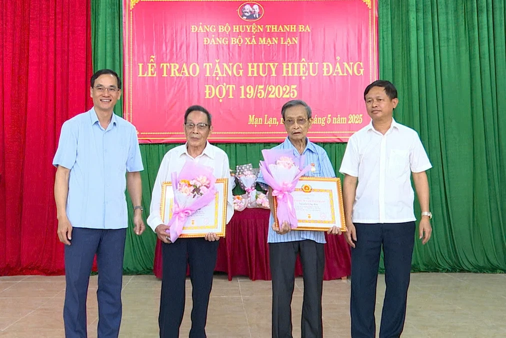 Trao Huy hiệu Đảng tại huyện Thanh Ba, thị xã Phú Thọ