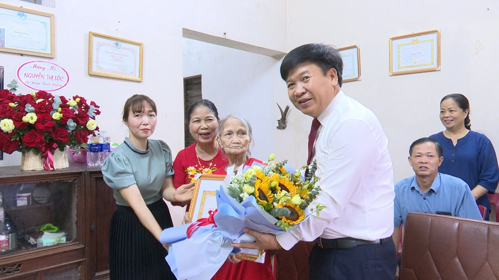 Trao Huy hiệu Đảng tại huyện Thanh Ba, thị xã Phú Thọ