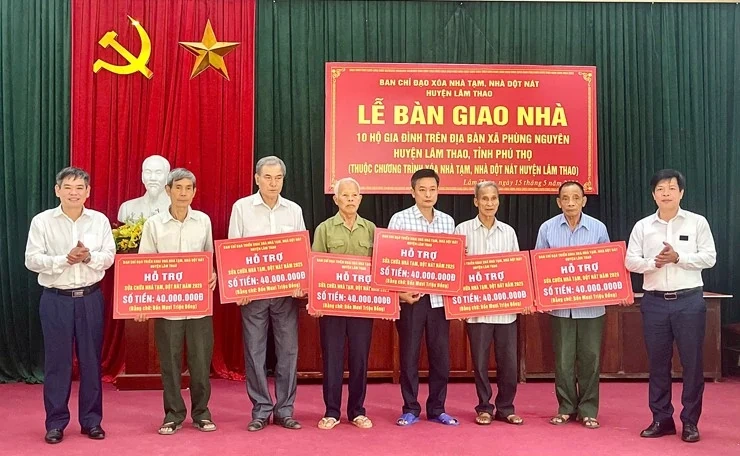 10 hộ gia đình xã Phùng Nguyên được bàn giao nhà ở và kinh phí hỗ trợ sửa chữa