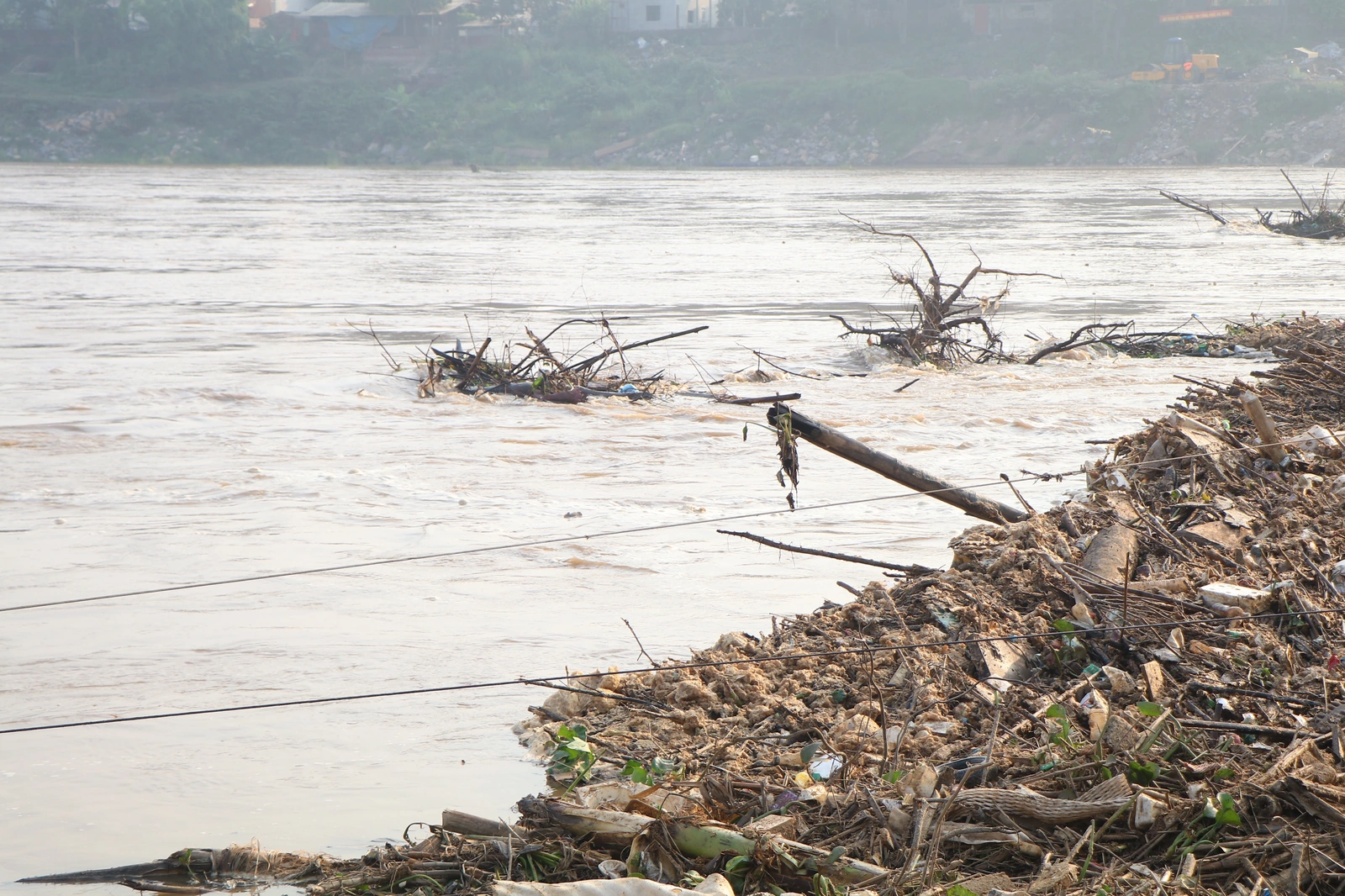 Nước sông Hồng chảy siết, nhiều vật cản trôi mắc vào cầu phao