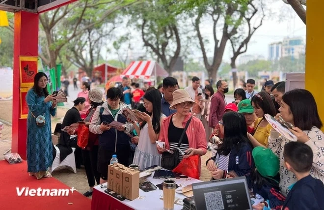Không gian lễ hội thu hút đông đảo khách tham quan. (Ảnh minh họa: Mai Mai/Vietnam+) Lễ hội Du lịch Hà Nội 2025 sẽ có nhiều trải nghiệm văn hóa hấp dẫn