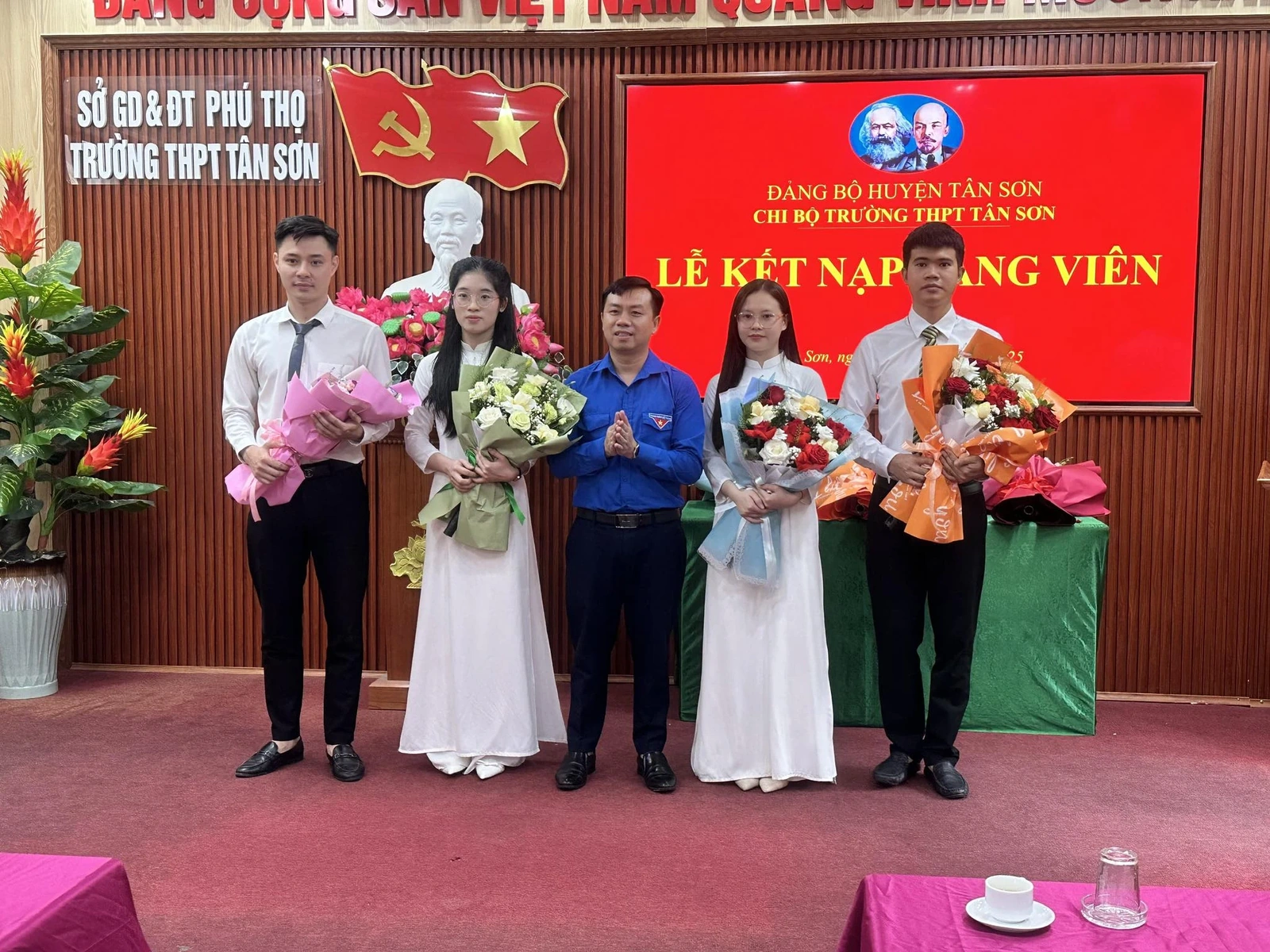 Chú trọng phát triển Đảng trong học sinh