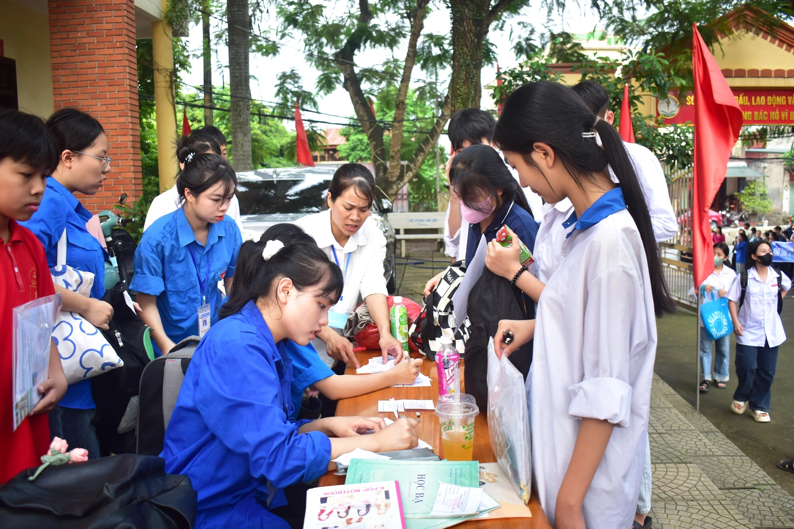 36 đội hình thanh niên tình nguyện “Tiếp sức mùa thi”