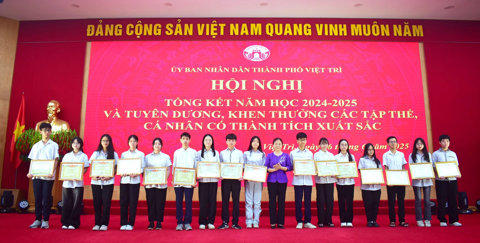 Tuyên dương, khen thưởng các tập thể, cá nhân có thành tích xuất sắc năm học 2024-2025