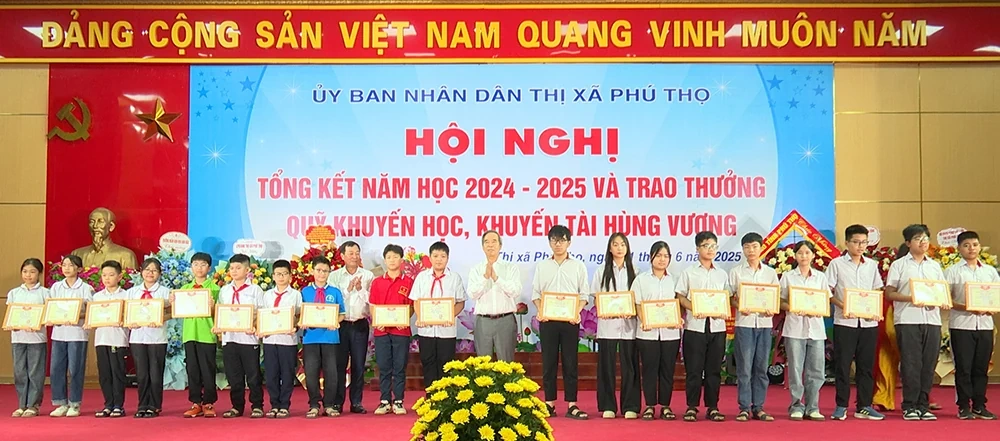 Chủ tịch UBND tỉnh dự tổng kết và trao thưởng của ngành Giáo dục thị xã Phú Thọ