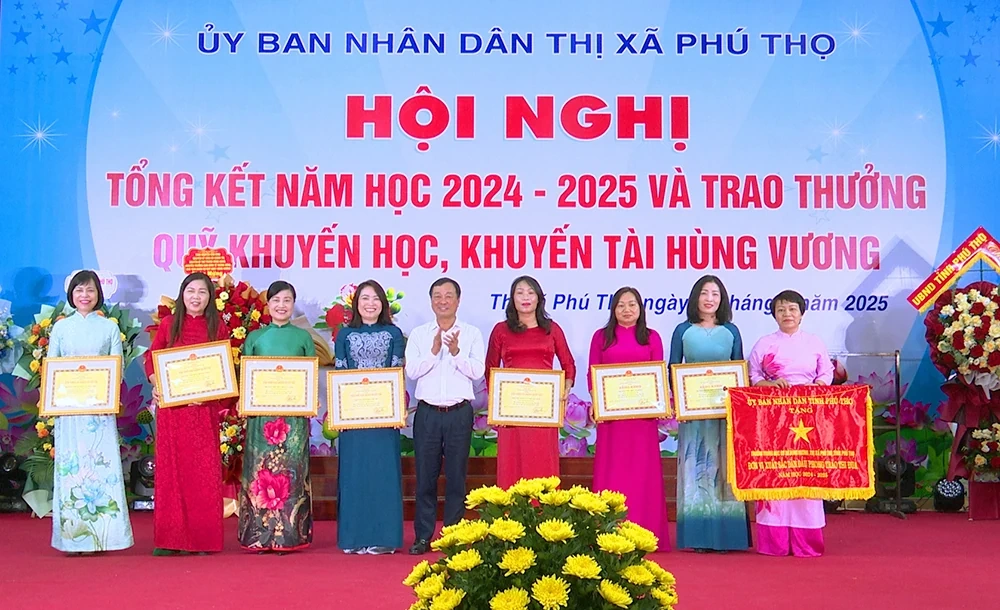 Chủ tịch UBND tỉnh dự tổng kết và trao thưởng của ngành Giáo dục thị xã Phú Thọ